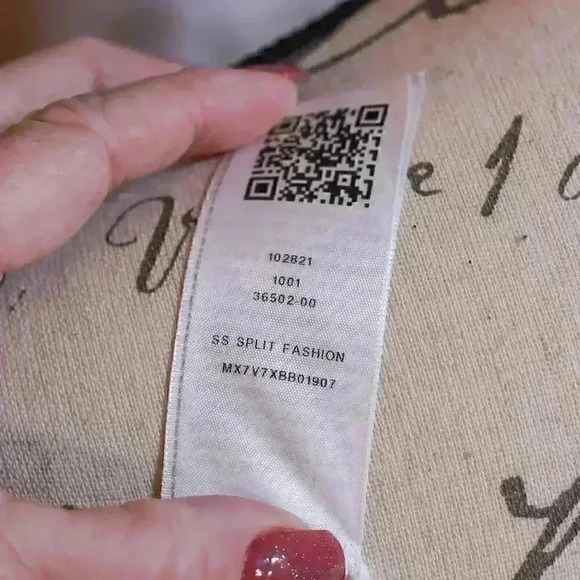 Women's Size L True Religion World Tour black/white split design t-shirt - Picture 8 of 10